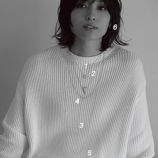 ヘルシーな白のローゲージに 華奢なゴールドで色気を加えて