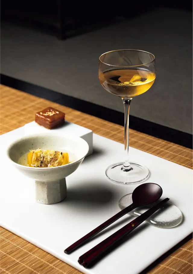 河東産の冷たい紅茶には、中に栗やナツメを詰めた柚子のシロップ漬けを