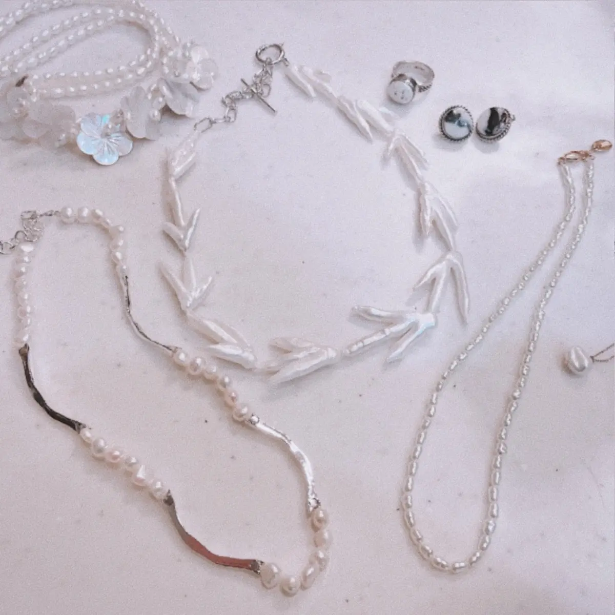 白のアクセサリー