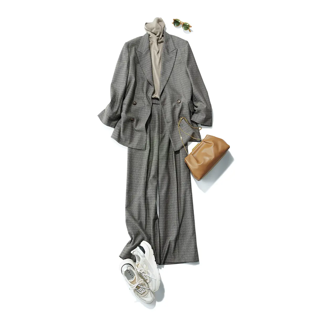 グレージャケットとパンツのセットアップにスニーカーを合わせたコーデ