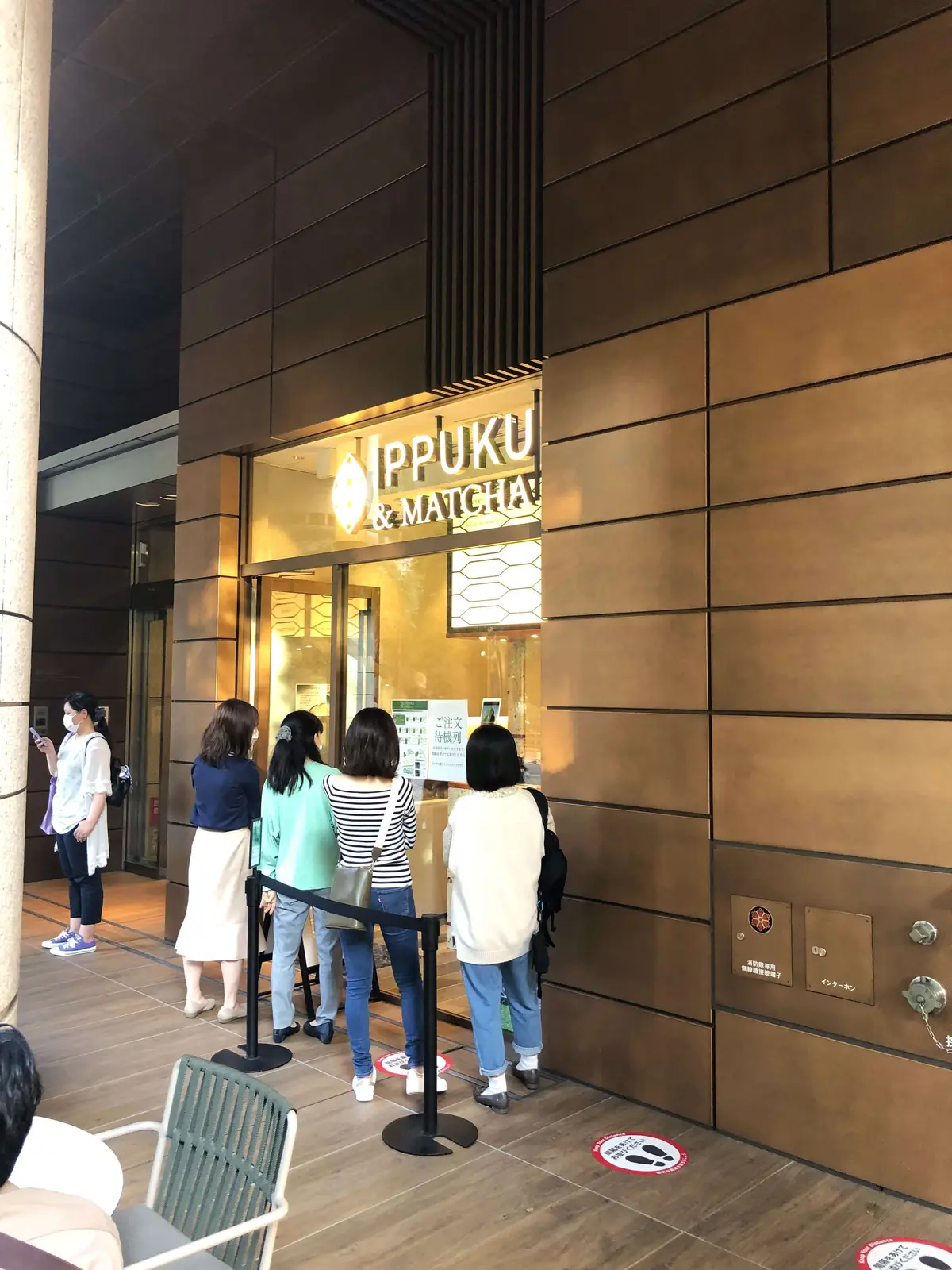 IPPUKU ＆ MATCHA（一服＆抹茶）。日本橋三井タワー 。三越前駅。行列。オープンテラス。