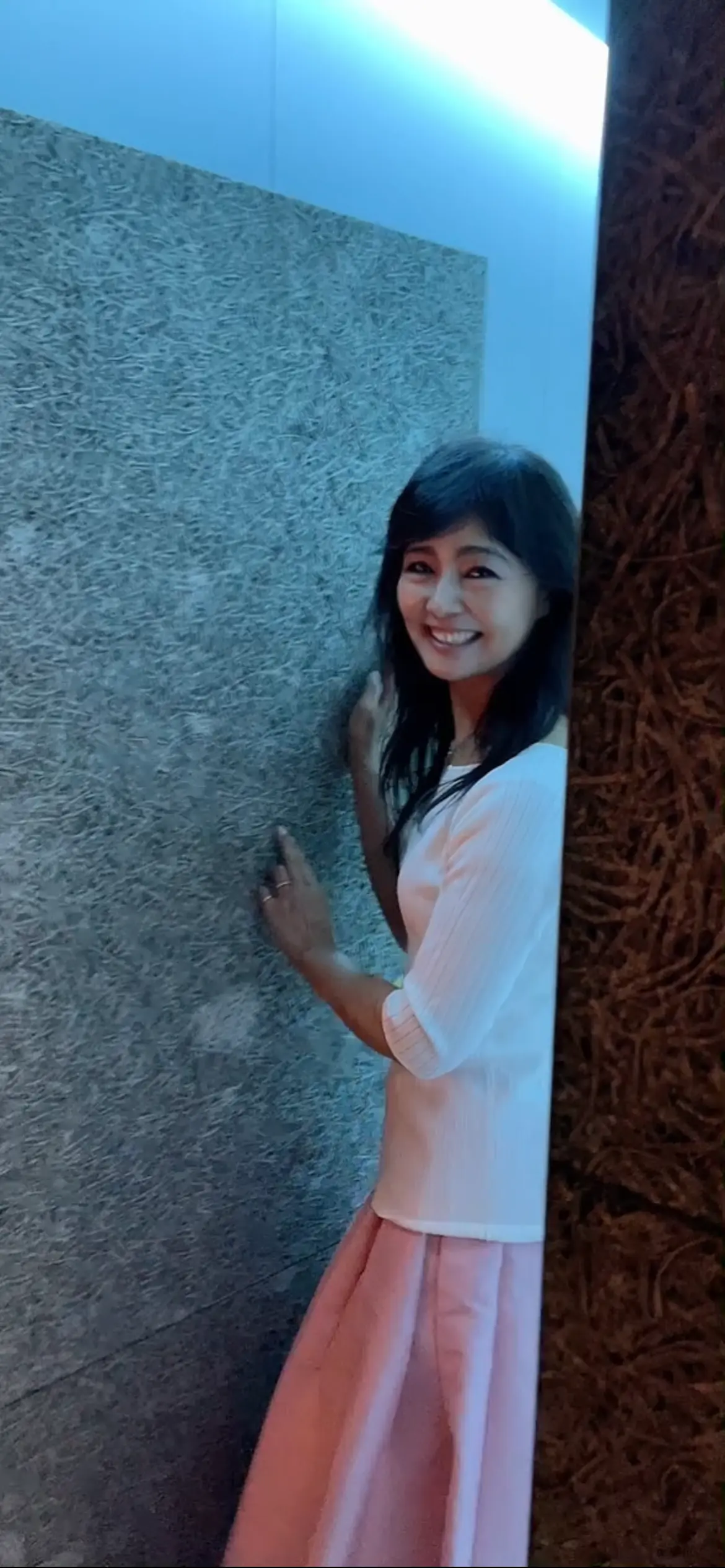 Constellation.、SweetscafeBAR、バー、スイーツバー、入り口、通路、廊下、プロローグ、モダン、ブルーライト、間接照明、エピローグ、トップス、スカート、フラットシューズ、ロングヘア、シルバーパンプス、シルバーシューズ、シューズ、カウンター、バーカウンター、バー、幻想的、いい雰囲気、お洒落、お洒落な店内、店内、お洒落な内装、お洒落バー、お洒落なバー、お洒落カウンター、お洒落バーカウンター、お洒落ライト、お洒落照明、お洒落な照明、ピンクスカート、ピンクロングスカート、ピンクマキシスカート、白いトップス、白ニット、サマーニット、白サマーニット、tops、NANO universe 、skirt、MID'OR 、flat shoes、