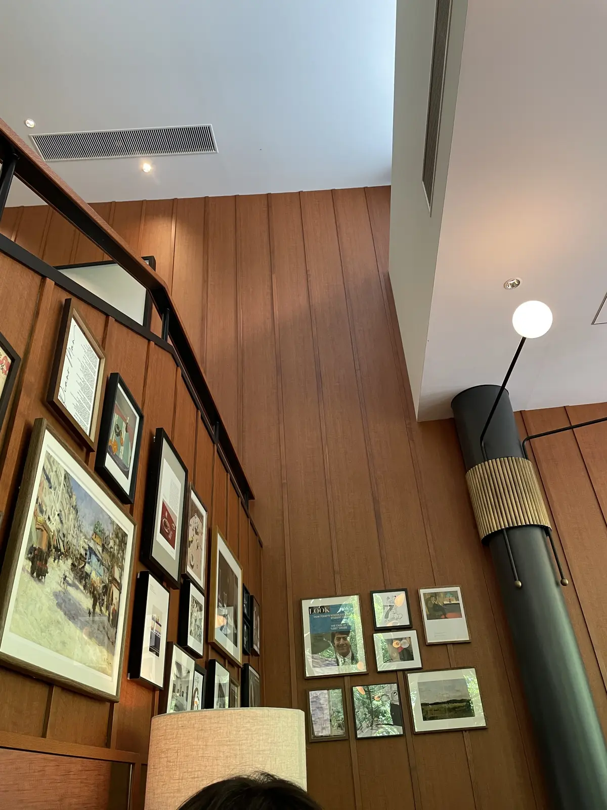 レストラン、TWELVE GADENS BAR & GRILL、トゥエルブ ガーデンズ バー アンド グリル、ランチ、ランチ会、室内、イタリア料理、天井高、吹き抜け、吹き抜け天井、額縁、ディスプレイ、アート、コラージュ、コラージュ写真