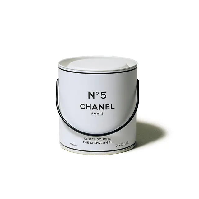 ペンキ缶のよう な紙製バケツを開けると、個包装のシャワージェルが。 