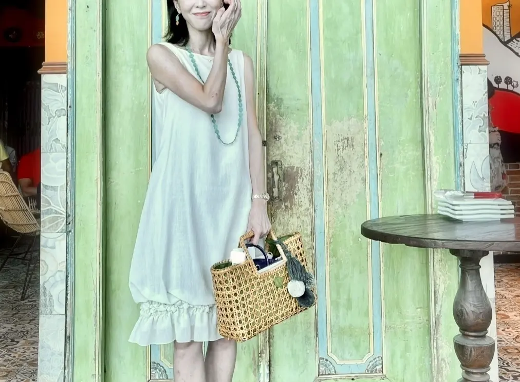 カゴバッグとワンピース