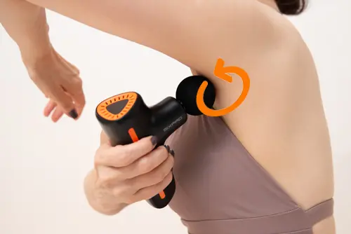 OurAge×Webエクラ　ステップ①　脇の下、くぼんだ部分に当てる