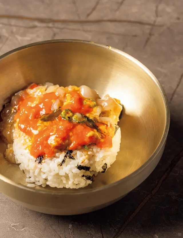 絞り出した生の渡り蟹をあつあつのごはんにのせ、しょうゆソースと混ぜるのが通の食べ方