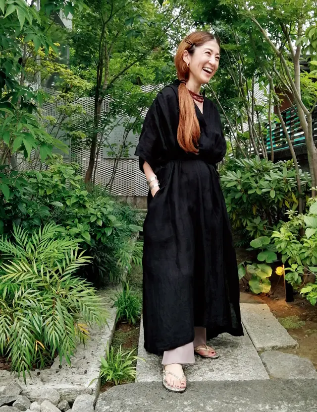 細番手のリネンワンピースコーデの櫛部美佐子さん