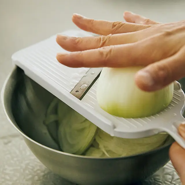 玉ねぎは繊維に垂直に スライサーにかける。 