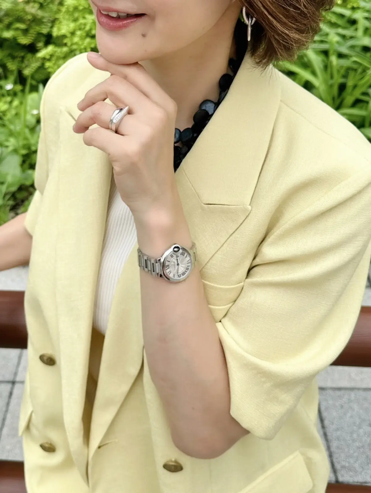 フレッドのサクセス リングと合わせたのはカルティエの時計、ウノアエレのシルバーピアス、モノ・エディションのネックレス