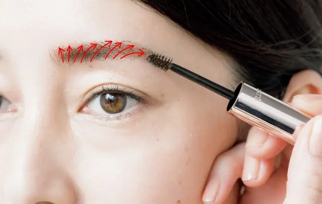 03 毛流れに沿ってマスカラで整える