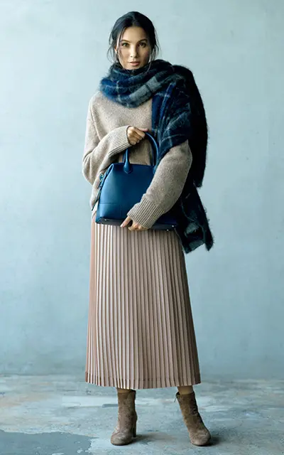 “小物だけネイビー”なら意外なフレッシュさにはっとさせられる