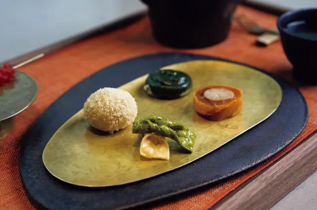 ❶「代表茶菓子セット」W35,000。迎え茶と急須で供される本茶、菓子5種の組み合わせ。本茶は橘香、梅香、菊香、桂香の4種のブレンド茶から選ぶ。菓子は干し柿団子、松の実団子、よもぎ餅など