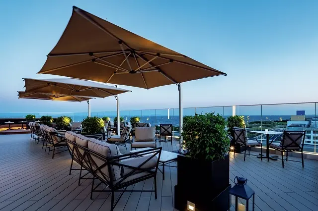 ルーフトップ バーでは、オリジナルのシグネチャーカクテルなどが楽しめる