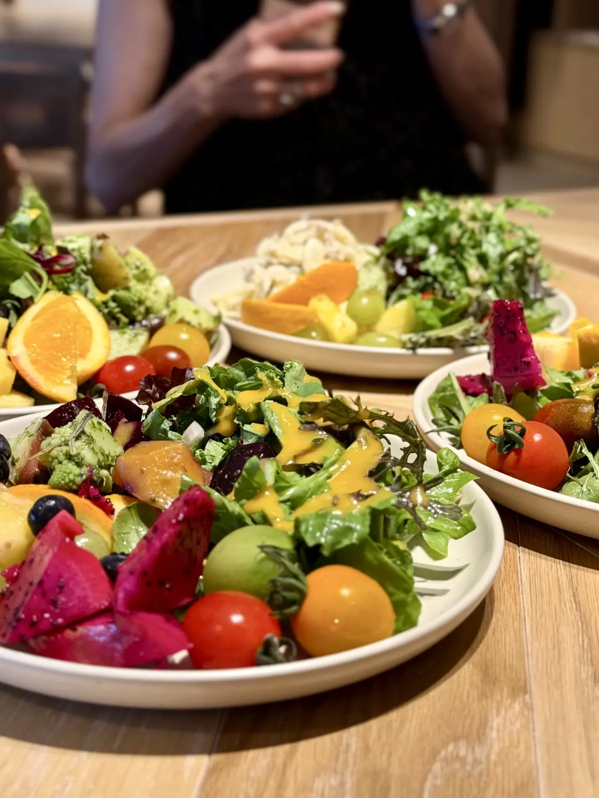 Tikis Tokyo 料理写真　サラダとデリ　