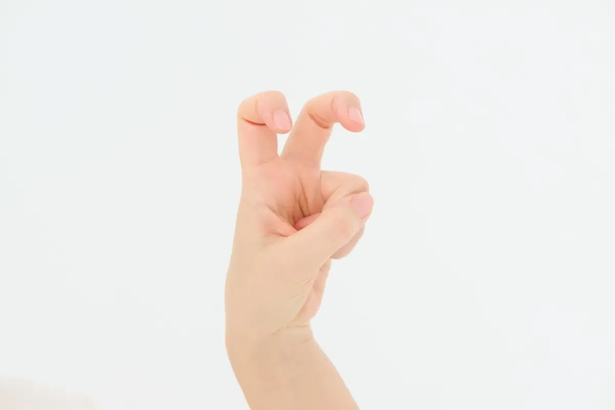 OurAge×Webエクラ メイク前　マッサージ　左右の手の人差し指と中指をかぎ形に曲げる