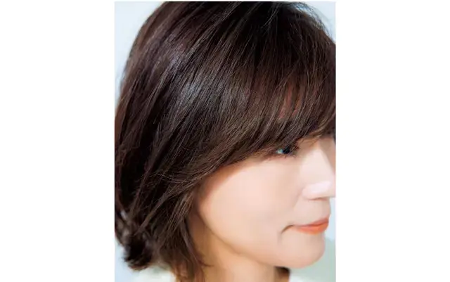 ウィービングという手法で微細にハイライトを入れているので、白髪とハイライト毛の差がなく、自然な仕上がり。ハイライトを目立たせたくない人にも。
