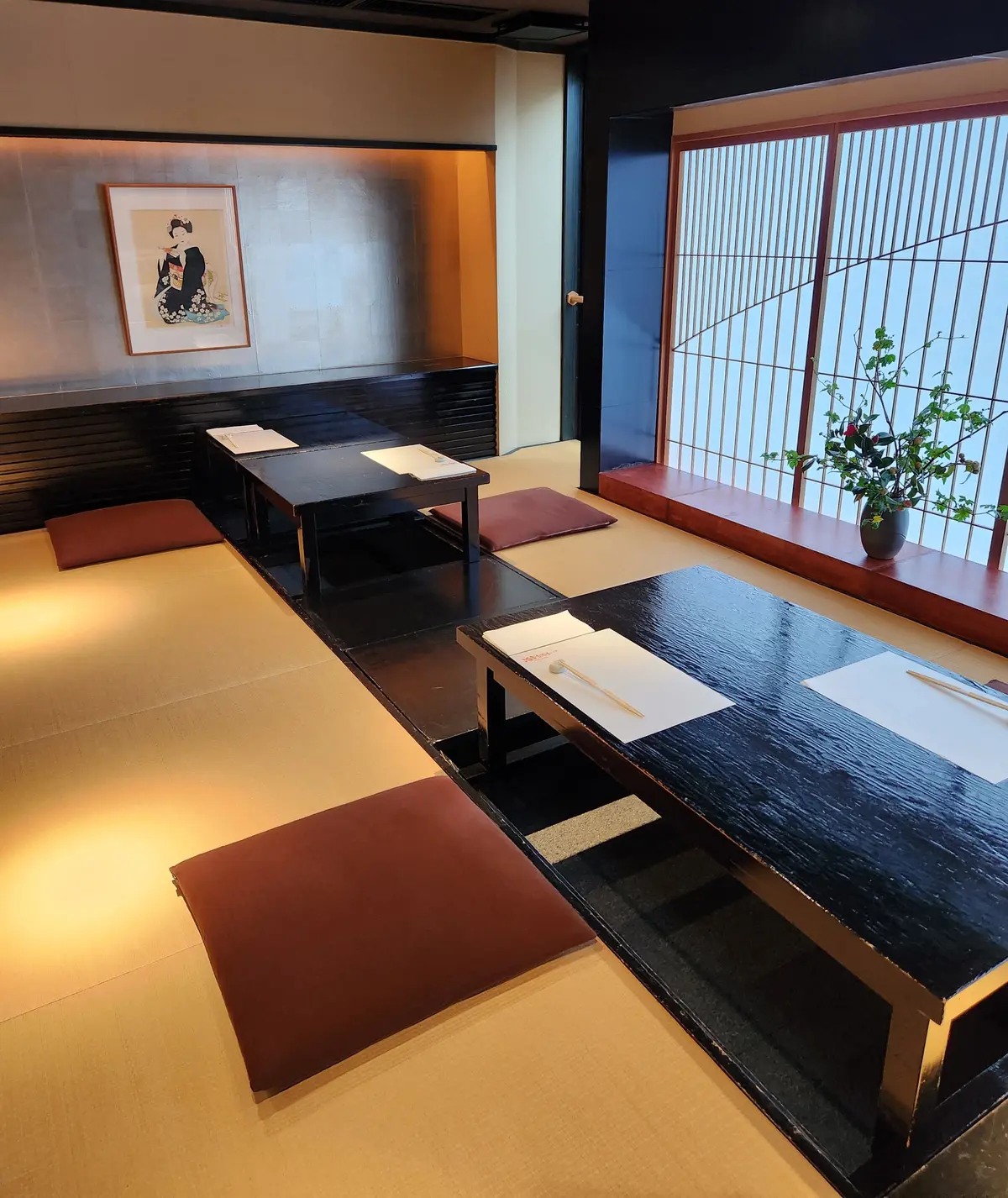 シックで落ち着いたお座敷。掘りごたつのようになっていたので楽に座れるお席でした。