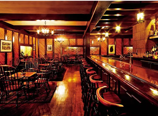 民藝を代表する作品も置かれている「リーチバー」