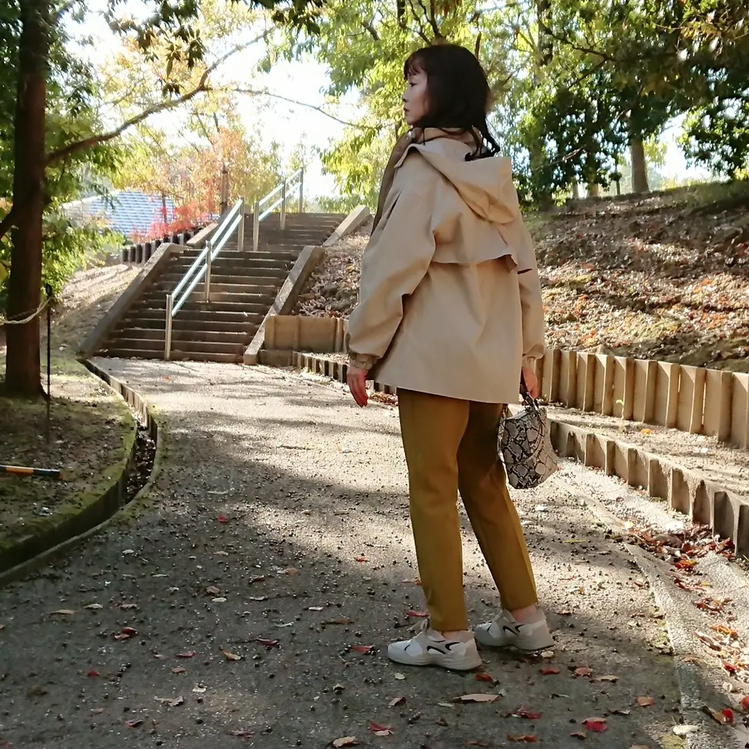 ベージュアウター  イエローパンツ スニーカー