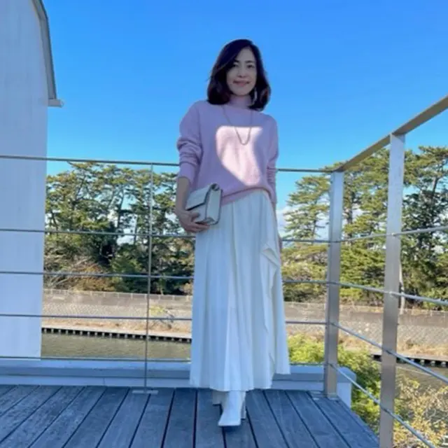 スカートとブーツを「白」で統一