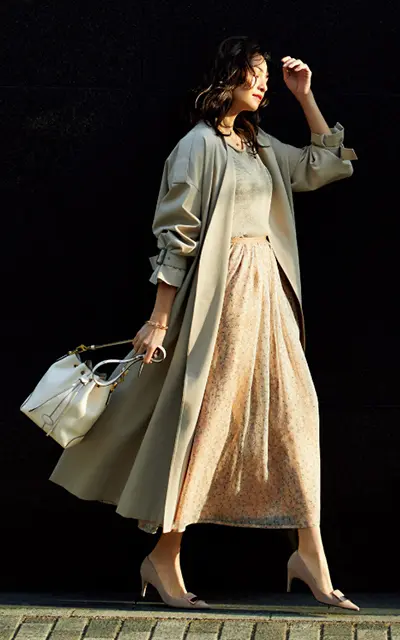 ほんのりと浮かび上がる小花柄のスカートコーデのRINA