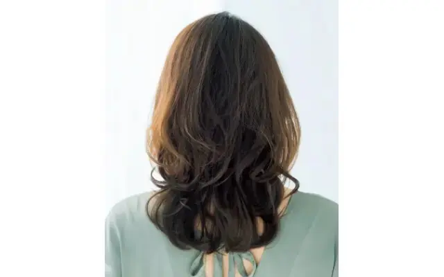 大人に似合う“万能ひし形ヘア”でリフトアップ