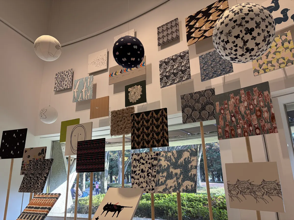 壁一面に人気のテキスタイルが並ぶ「つぐ minä perhonen」展