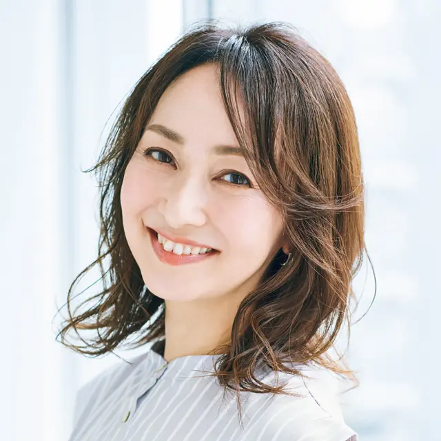 タテ落ちパーマでくびれをつくるミディアム