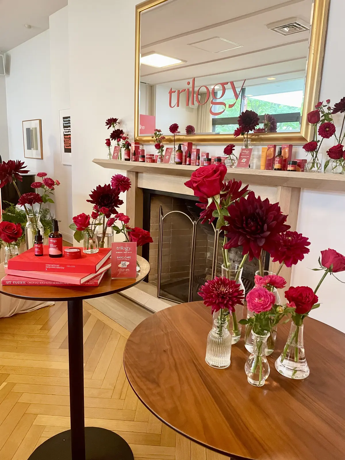 ニュージーランド大使館、NEW ZEALAND SUSTAINABLE BEAUTY、ニュージーランドサスティナブルビューティー、イベント、撮影ブース、trilogy、トリロジー、コスメキッチン、cosme kitchen、赤、赤ブース、イベントブース、大使館内、暖炉、バラ、薔薇