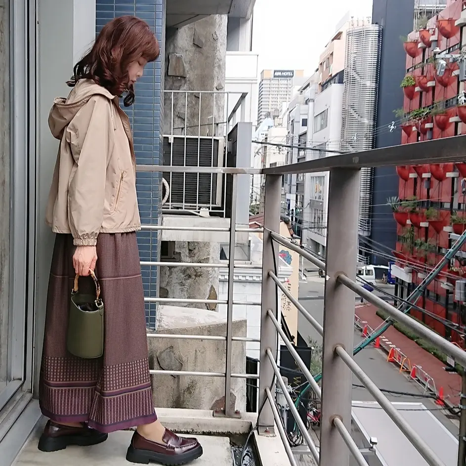 ショートアウター  ブラウンブラウス  ブラウンスカート