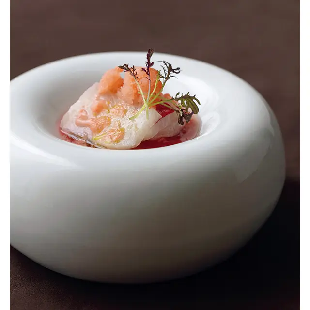 季節の白身魚には、ドライすいかを重ね、発酵辣醤をだしに合わせた