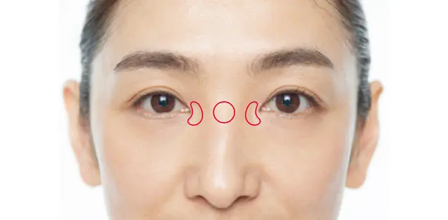 目頭の凹みカゲをトーンアップ