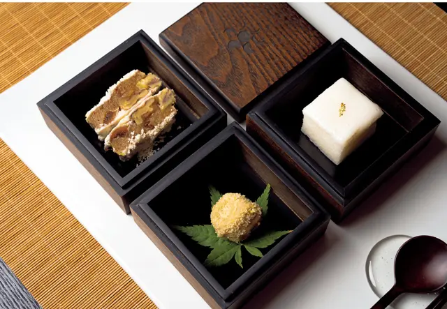 コースは80分W80,000。小さなお重で供される米粉の蒸し餅、栗のきんとん、ナツメの蒸し餅。秋は河東産の発酵茶に柿の葉、クコの実などをブレンドしたお茶と