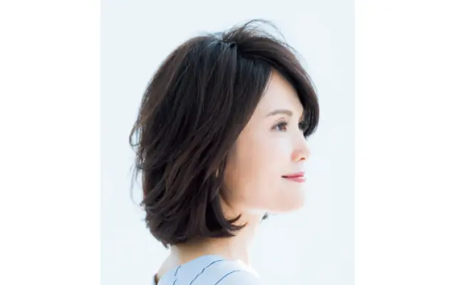 部分的にひし形ラインを活用した優雅さのある引き上げボブスタイルのサイド