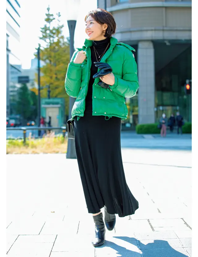 全身ブラックにグリーンダウンを合わせた細谷奈弓さん