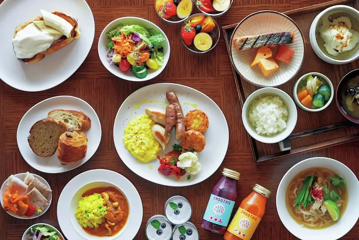 朝食は、厳選した食材を用いたブッフェに加え、ステーキや和食膳、フォーなど6種類のメインからひとつを選べる