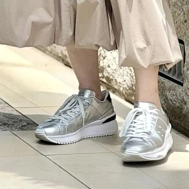 【50代のスニーカーコーデ3選】デザインの画像_2