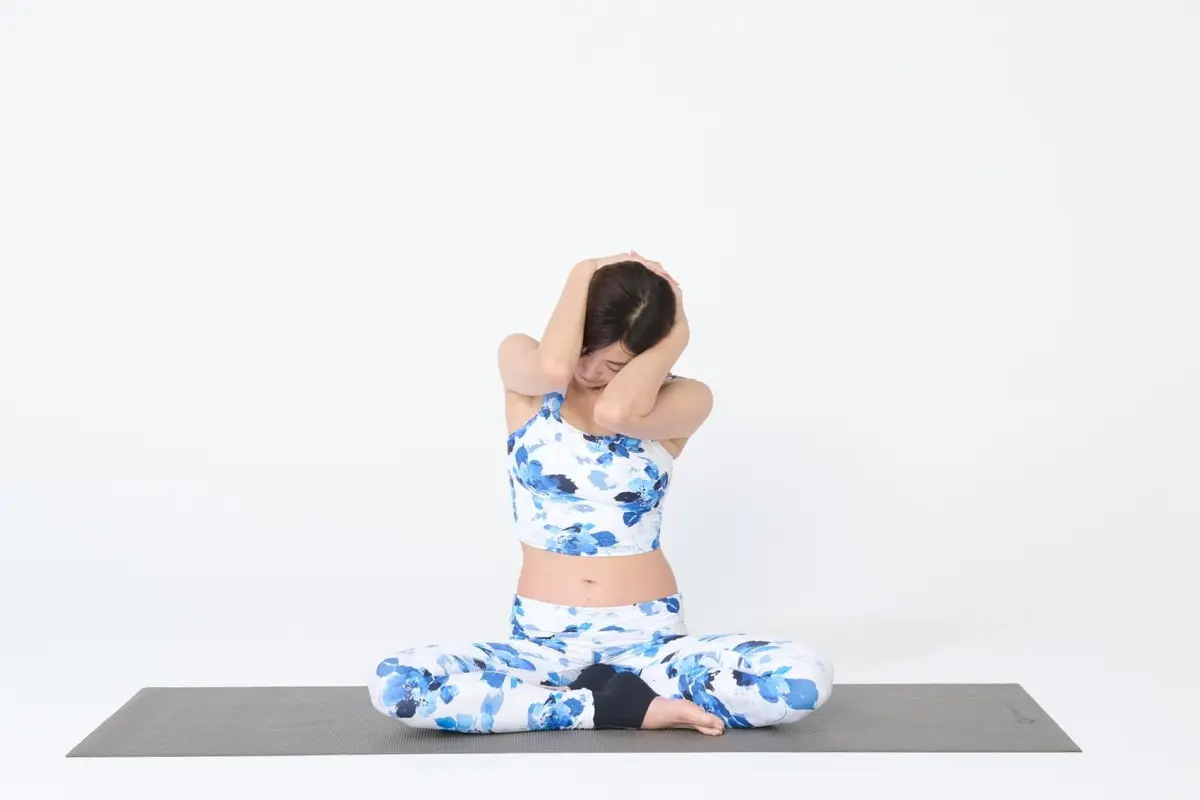 OurAge×Webエクラ　③いったん息を吸って、吐きながらゆっくりとあごを右に動かして3呼吸。次に息を吸って、吐きながらあごを左に動かして3呼吸。これを数回繰り返しましょう。