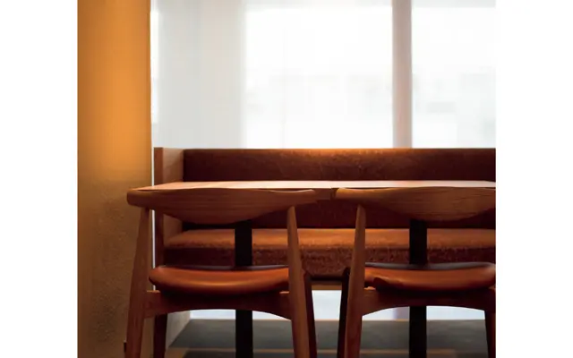 内装デザインは柳原照弘さん。和洋の魅力をミックスさせたモダンな空間に、加寿子さん好みのアート作品が２