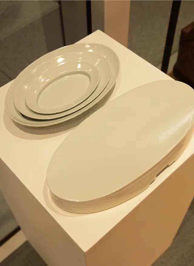 キム・サンイン氏のプレートW40,000〜、手前の大皿（幅35㎝）W300,000