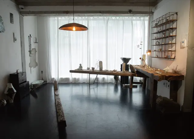 内装はオジャさんと妻で写真家のジェビさんによるDIY。まるで家に招かれたかのよう