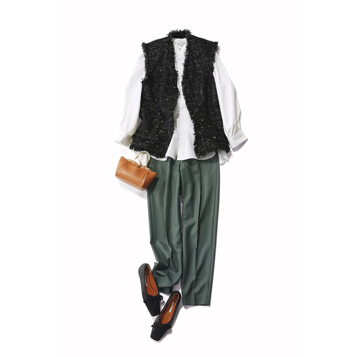 ネイビーツイードベストと白ブラウス、グレーパンツのコーデ