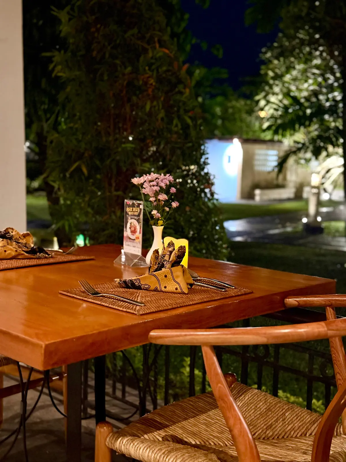 バリ島　サヌール　50代夫婦旅行　プラマサヌールビーチホテル　PRAMA SANUR BEACH BALI　Indonesia cuisine インドネシア料理レストラン　LadaResto　店内