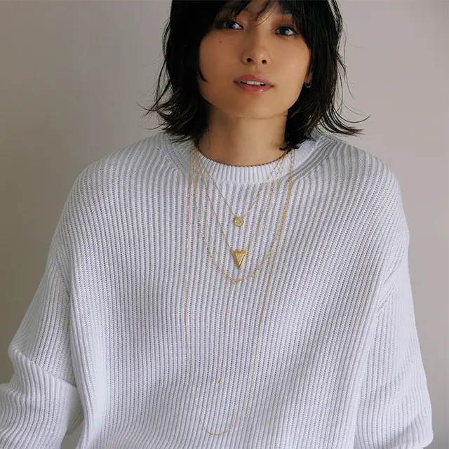 ヘルシーな白のローゲージに華奢なゴールドで色気を加えて