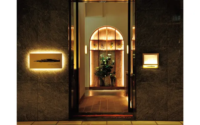 重厚なファサードとエントランスドア