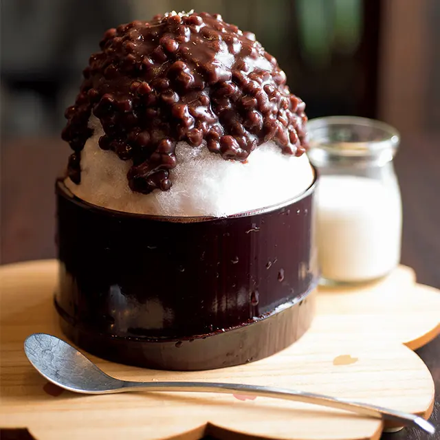 自家製のぜんざいと練乳で作る、「かき氷 富士山」。