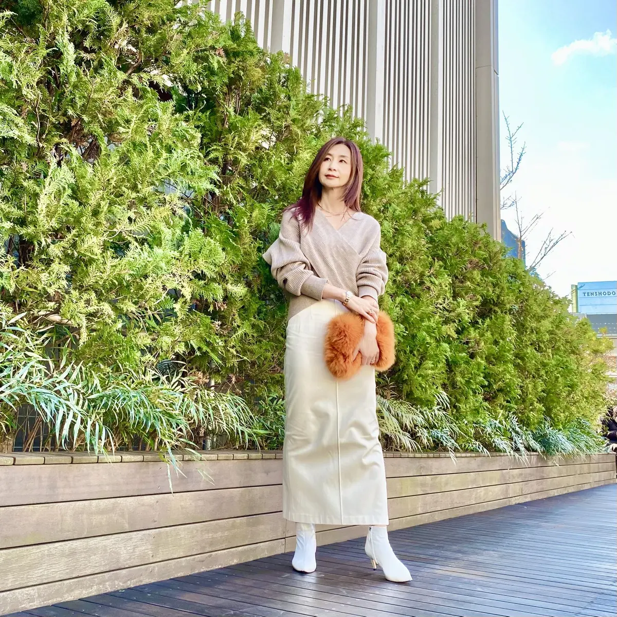 ガリャルタガランテの白ロングタイトスカートとベージュニットのコーデ