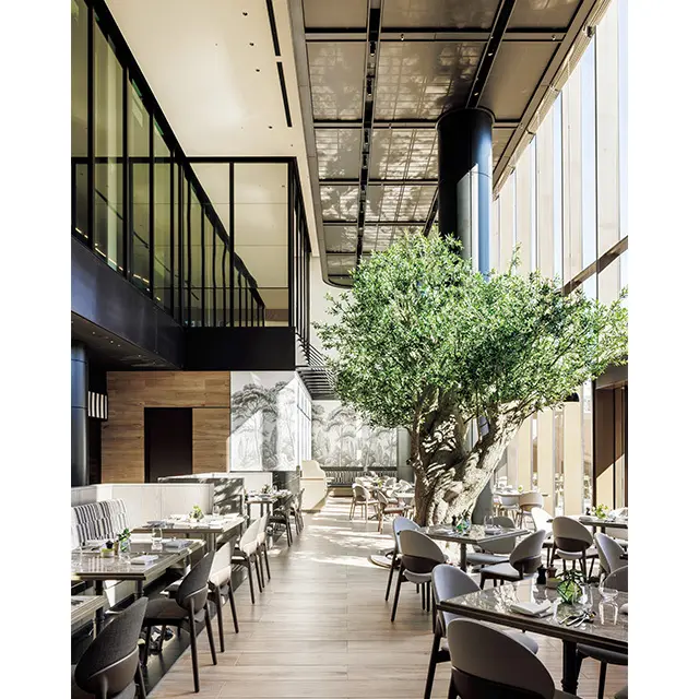 イタリアンダイニングの「ジャヌ メ ルカート」。陽光が射し込む、地中海 のような雰囲気が素敵。新鮮な魚介類 やパスタを囲んで、おしゃべりに興じ たい。テラスは愛犬連れもOK