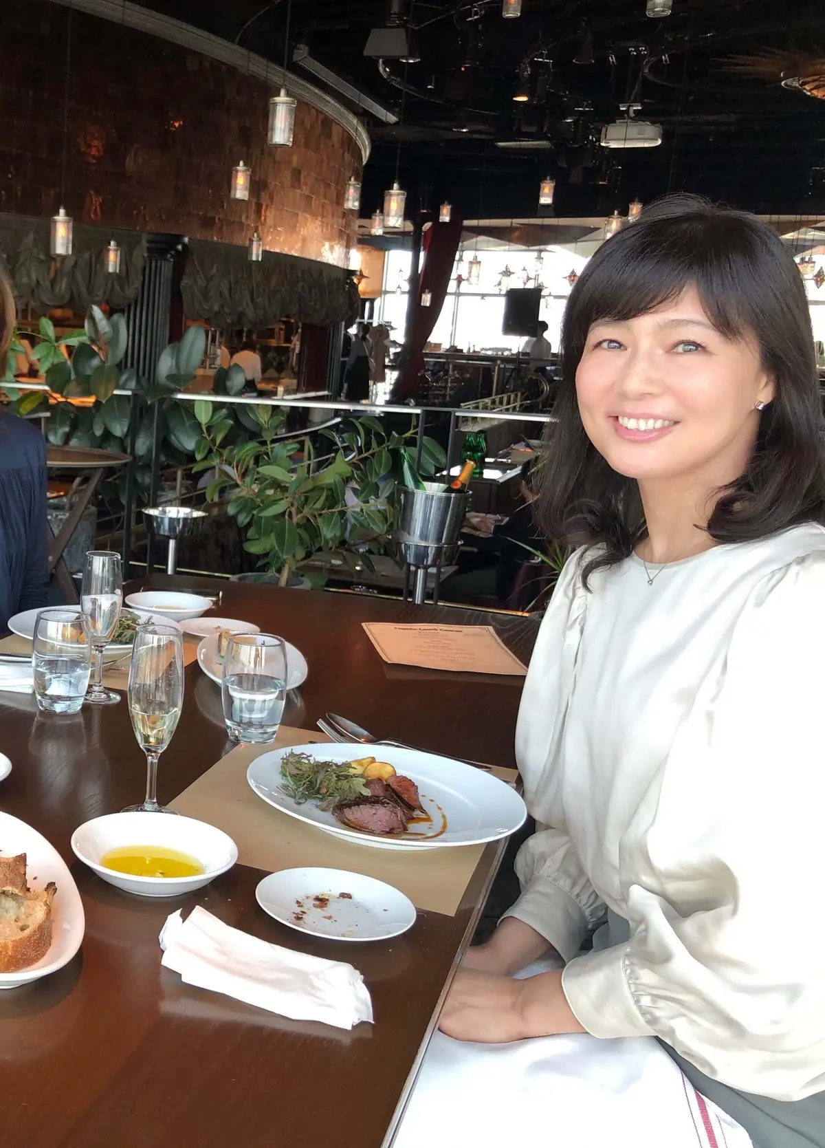 記念写真。店員さんに撮影をお願いしたら快く角度を変えてたくさん撮ってくれた三枚目の写真。最後はそのまま正面から。